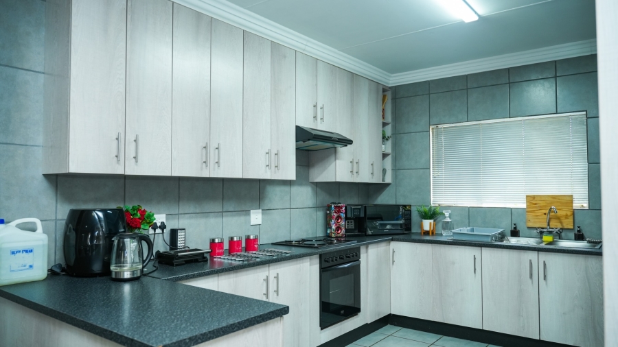 8 Bedroom Property for Sale in Flamwood North West